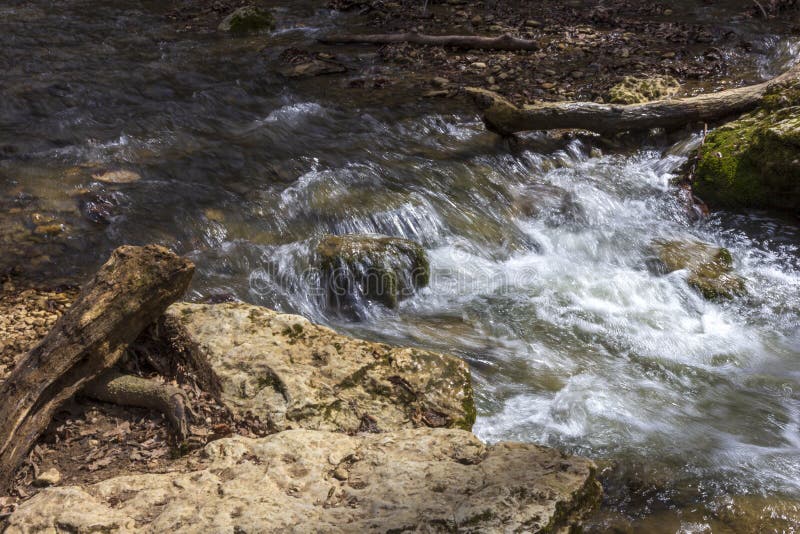 весна природа природный парк горная река в естественном канале с рапид и водопадами стоковое изображение