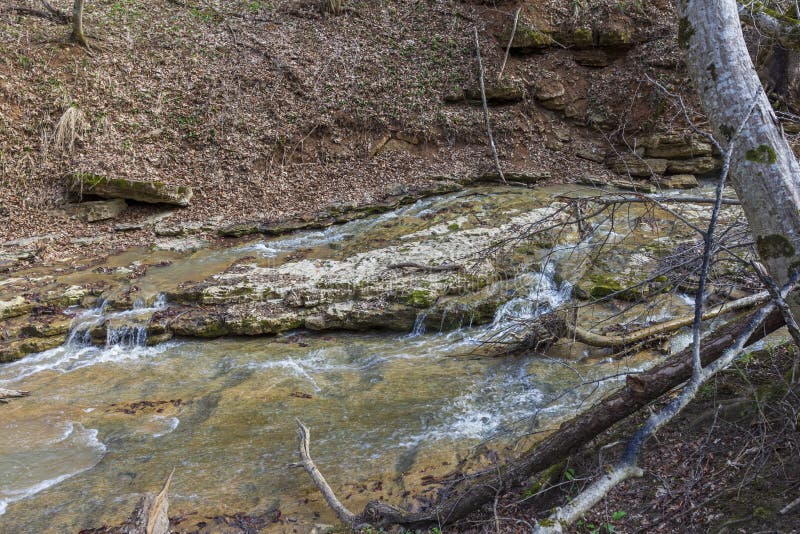 весна природа природный парк горная река в естественном канале с рапид и водопадами стоковые фото