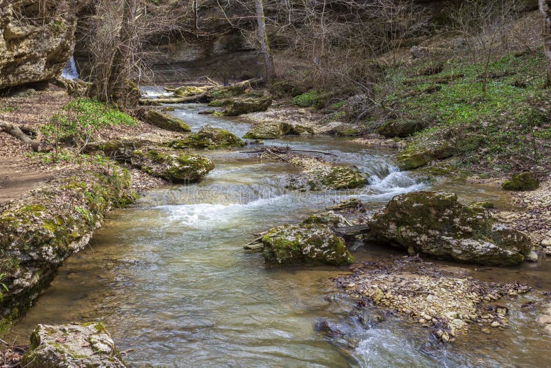 весна природа природный парк горная река в естественном канале с рапид и водопадами стоковое фото rf