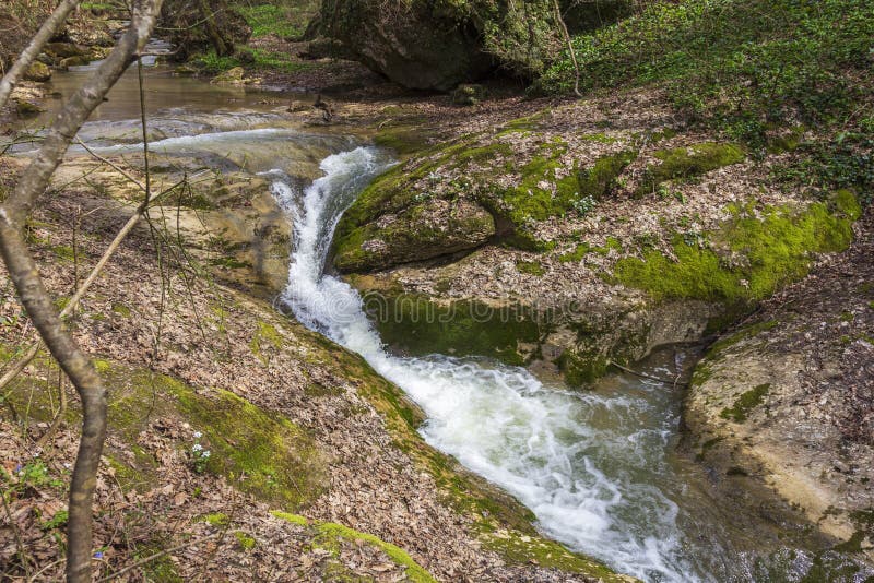 весна природа природный парк горная река в естественном канале с рапид и водопадами стоковое фото