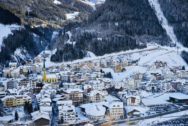 Вечер зимы в лыжном курорте Ischgl в Тироле Альпах Городок покрытый снегом расположен среди гор и его ` s получая темное очень ск стоковые изображения Вечер зимы в лыжном курорте Ischgl в Тироле Альпах Городок покрытый снегом расположен среди гор и его ` s получая темное очень ск стоковые изображения