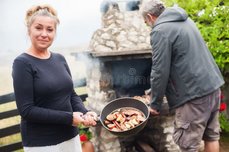 вечеринка на гриле bbq. счастливые друзья, устраивающие барбекю на заднем дворе стоковое изображение rf