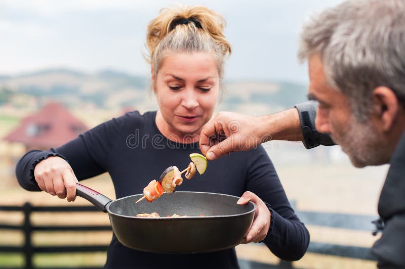 вечеринка на гриле bbq. счастливые друзья, устраивающие барбекю на заднем дворе стоковая фотография
