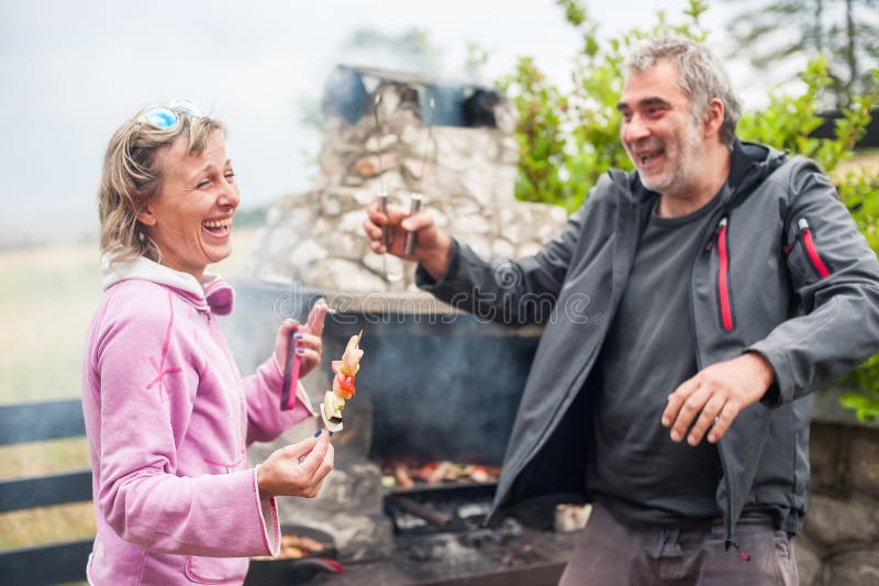 вечеринка на гриле bbq. счастливые друзья, устраивающие барбекю на заднем дворе стоковое изображение rf