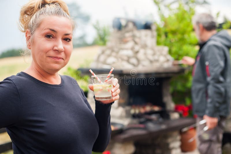 вечеринка на гриле bbq. счастливые друзья, устраивающие барбекю на заднем дворе стоковое изображение