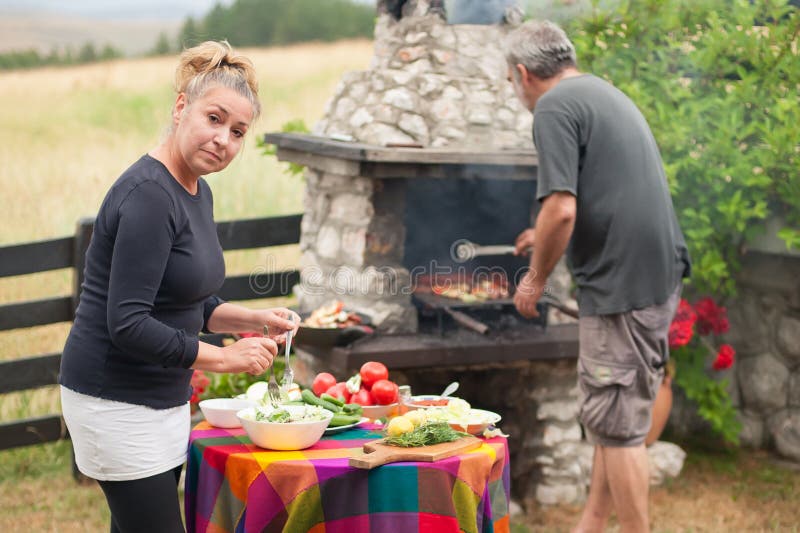 вечеринка на гриле bbq. счастливые друзья, устраивающие барбекю на заднем дворе стоковое изображение rf