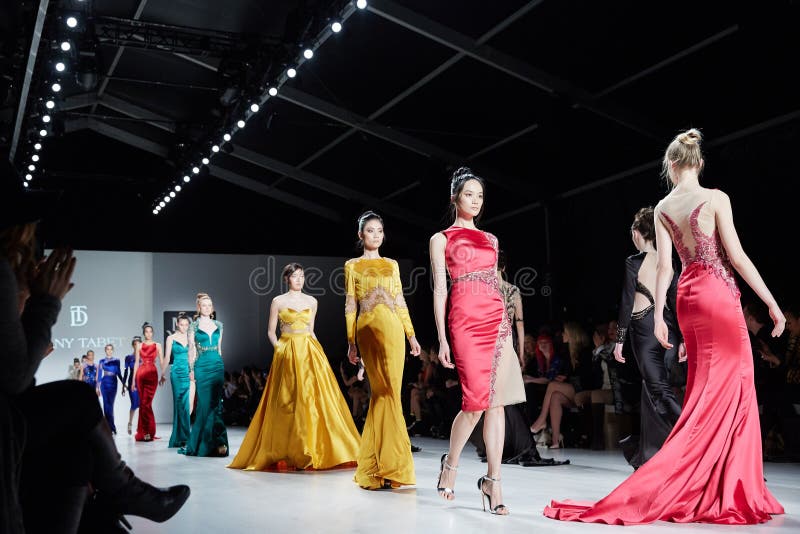 Взлётно-посадочная дорожка прогулки моделей в платье Dany Tabet на модном параде жизни Нью-Йорка во время падения 2015 MBFW стоковые фотографии rf