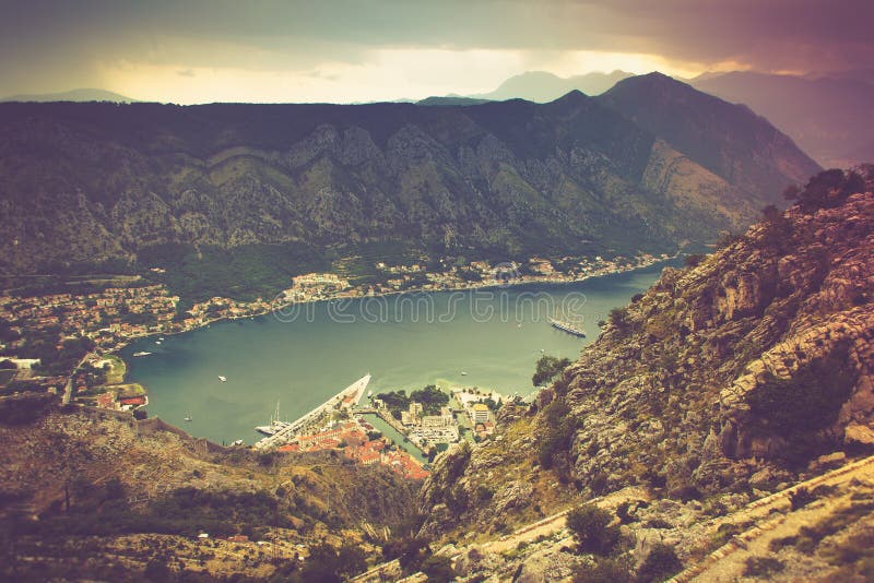 взгляд kotor залива панорамный Горы Lovcen в Черногории стоковые изображения rf взгляд kotor залива панорамный Горы Lovcen в Черногории стоковые изображения rf