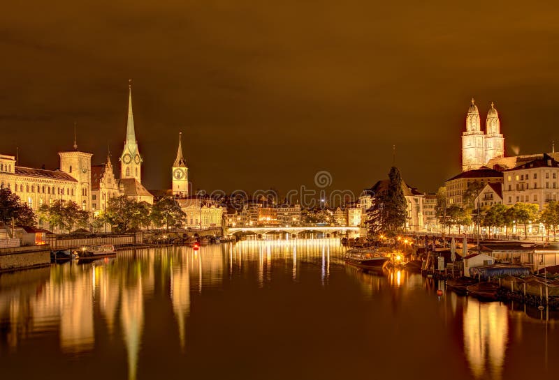 Взгляд Nightime вдоль реки Limmat в Цюрихе, Швейцарии стоковые изображения rf Взгляд Nightime вдоль реки Limmat в Цюрихе, Швейцарии стоковые изображения rf