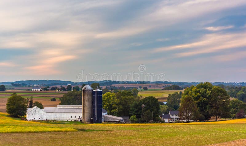 Взгляд амбара и силосохранилища на ферме в сельском Lancaster County, pe стоковые фотографии rf
