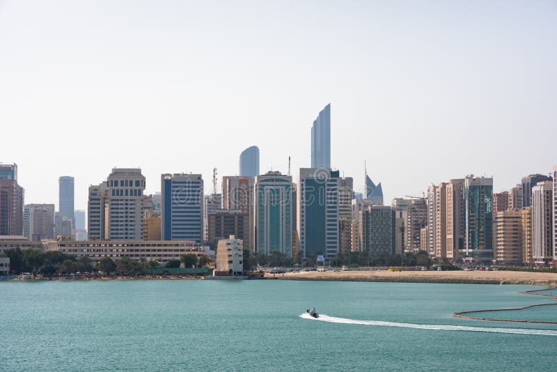 Взгляд берега моря с роскошными зданиями в Абу-Даби
