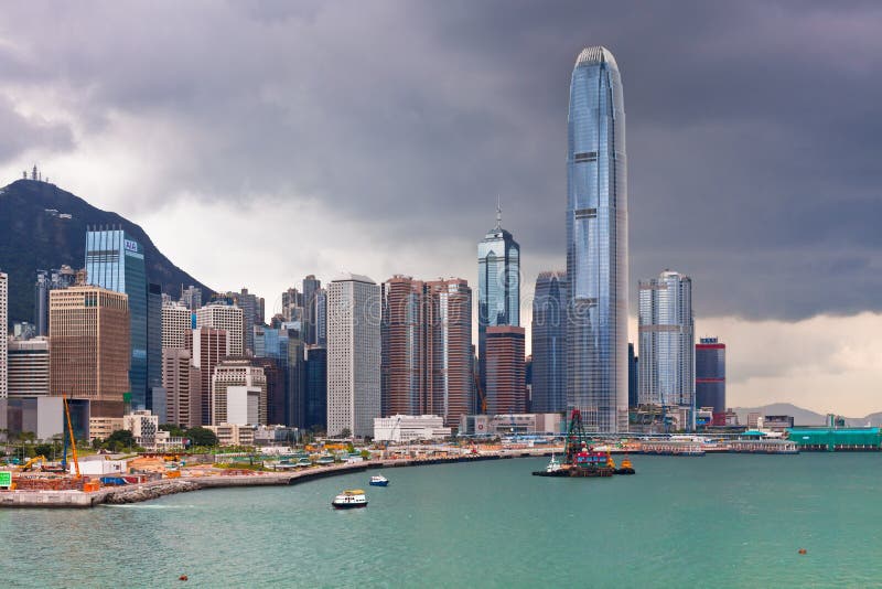 Взгляд берега моря с роскошными зданиями в Гонконге