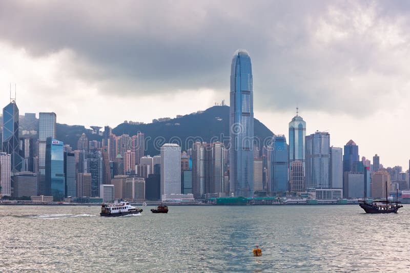 Взгляд берега моря с роскошными зданиями в Гонконге