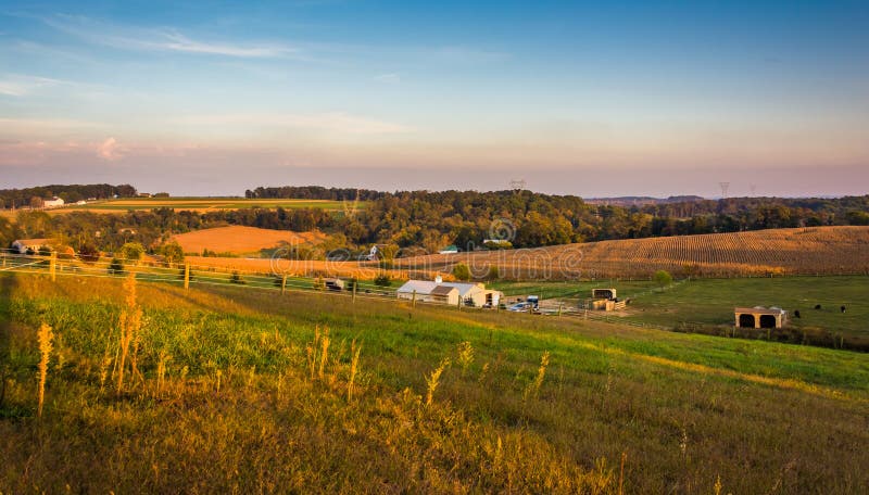 Взгляд вечера полей фермы и Rolling Hills в сельском Ланкастере стоковое фото