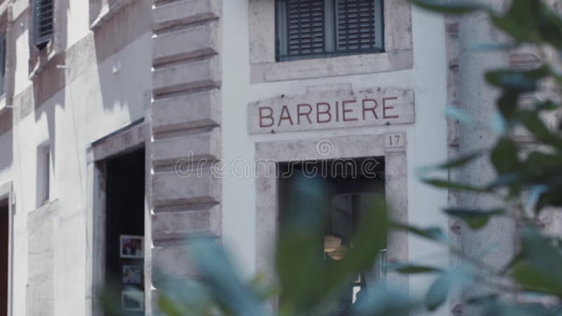 Взгляд вращения здания, где магазин barberâ€™s обнаружен местонахождение, в малом итальянском городе Отсутствие людей вокруг итал