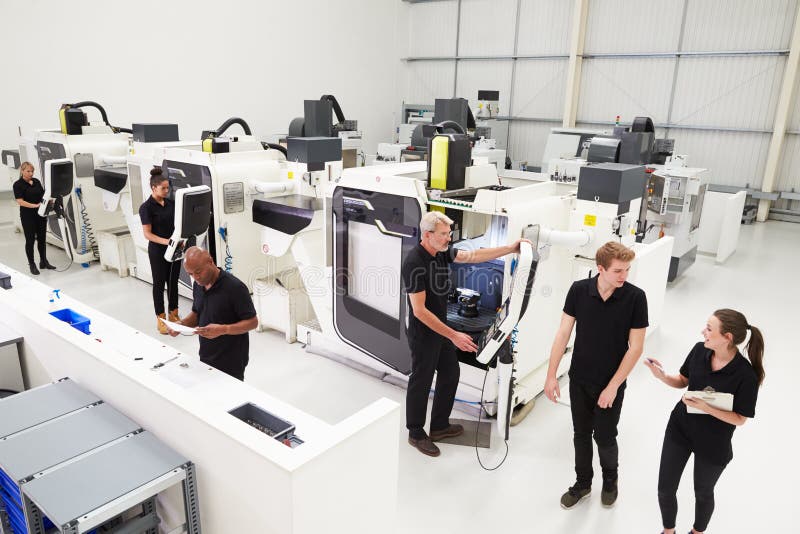 Взгляд высокого угла мастерской инженерства с машинами CNC стоковые фотографии rf
