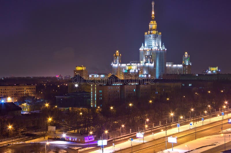 Взгляд городского пейзажа ночи Москвы Взгляд от крыши к главному зданию MSU стоковое фото Взгляд городского пейзажа ночи Москвы Взгляд от крыши к главному зданию MSU стоковое фото