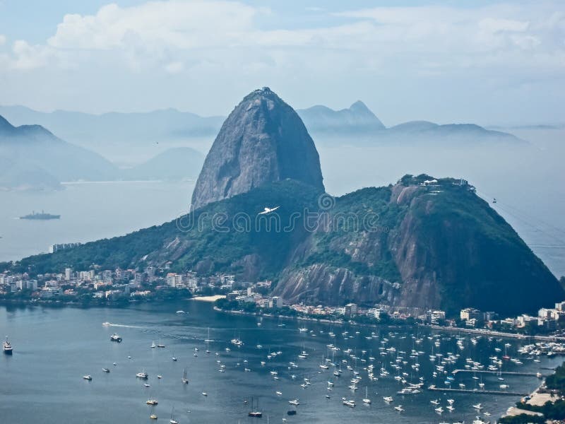 Взгляд горы Sugarloaf от пика Dona Marta Mirante стоковые изображения Взгляд горы Sugarloaf от пика Dona Marta Mirante стоковые изображения
