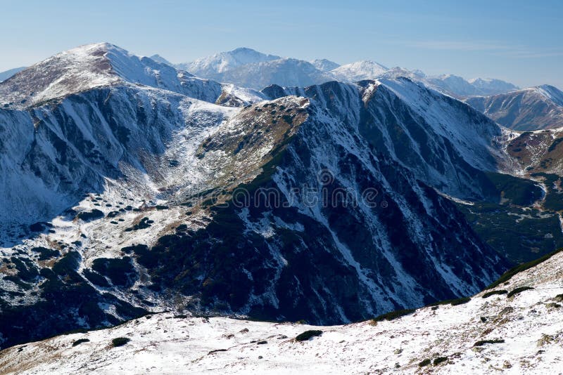 Взгляд гребней Snowy западных гор Tatras, западные Карпаты, Словакия стоковые фотографии rf Взгляд гребней Snowy западных гор Tatras, западные Карпаты, Словакия стоковые фотографии rf
