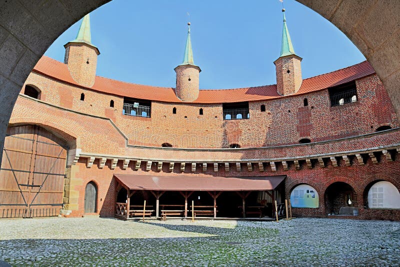 Взгляд известное barbakan в Cracow, Польше Двор Часть городища стены города стоковая фотография