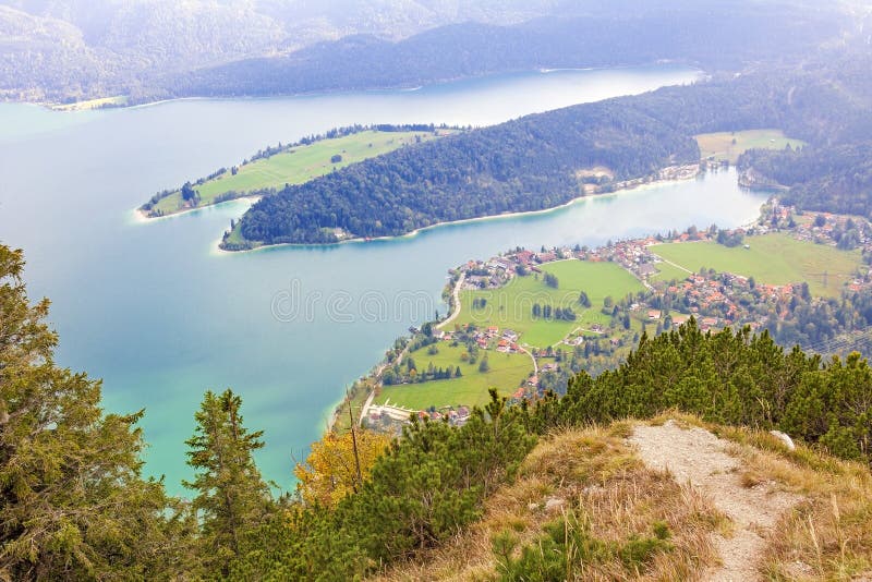 Взгляд к walchensee озера горы бирюзы в баварских горных вершинах стоковые изображения rf