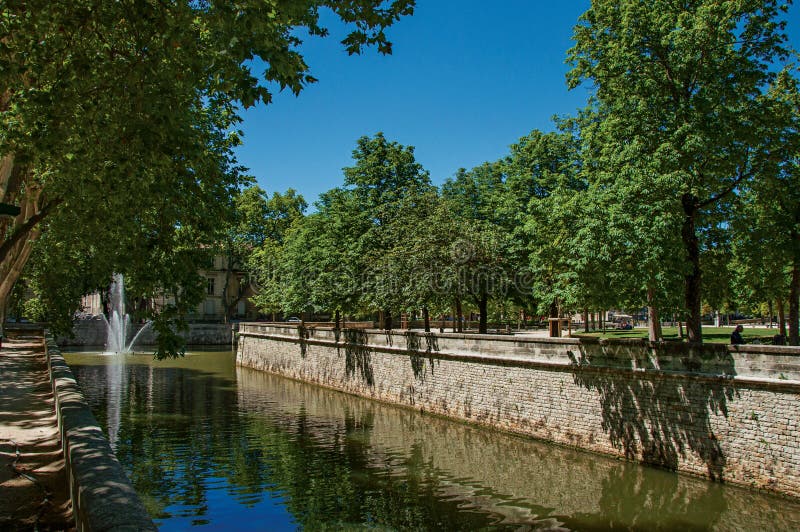 Взгляд канала на садах восемнадцатого века фонтана на Nimes стоковые изображения rf Взгляд канала на садах восемнадцатого века фонтана на Nimes стоковые изображения rf