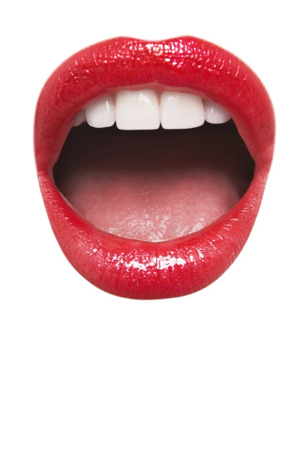 Взгляд конца-вверх женщины нося красную губную помаду с предпосылкой рта открытой излишек белой