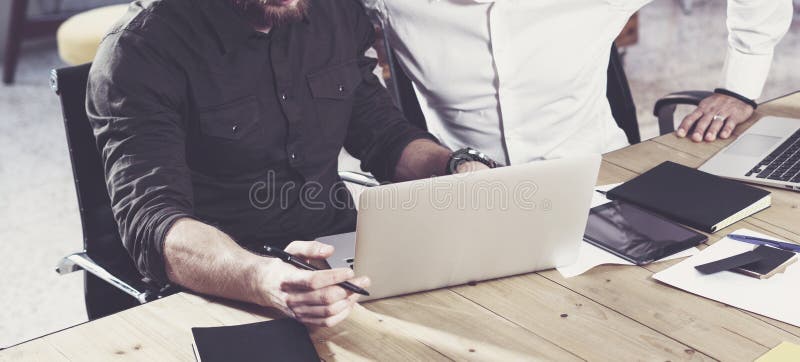 Взгляд крупного плана бородатого человека работая вместе с коллегой в новом startup проекте Бизнесмены концепции сыгранности стоковые фотографии rf Взгляд крупного плана бородатого человека работая вместе с коллегой в новом startup проекте Бизнесмены концепции сыгранности стоковые фотографии rf