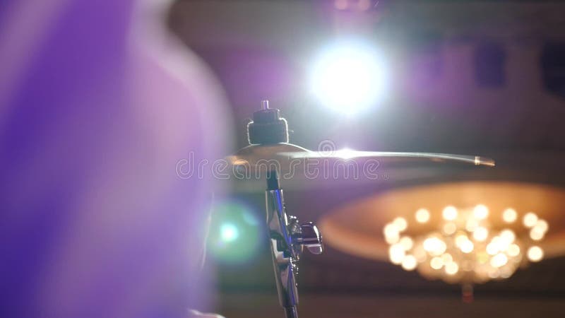 Взгляд крупного плана цимбалы высокой шляпы сыграл с drumstick видеоматериал