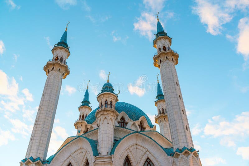 Взгляд мечети Kul-Sharif минаретов на заходе солнца sharif tatarstan России мечети kazan coul стоковые фото Взгляд мечети Kul-Sharif минаретов на заходе солнца sharif tatarstan России мечети kazan coul стоковые фото