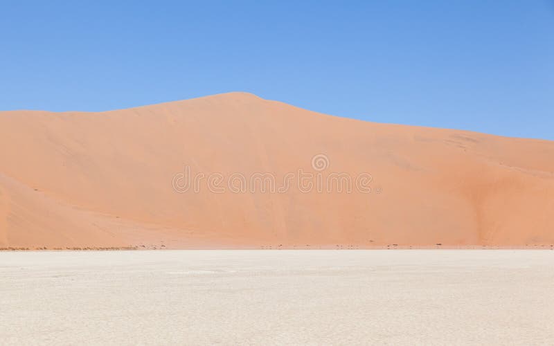Взгляд над deadvlei с известными красными дюнами пустыни Namib стоковые изображения rf Взгляд над deadvlei с известными красными дюнами пустыни Namib стоковые изображения rf