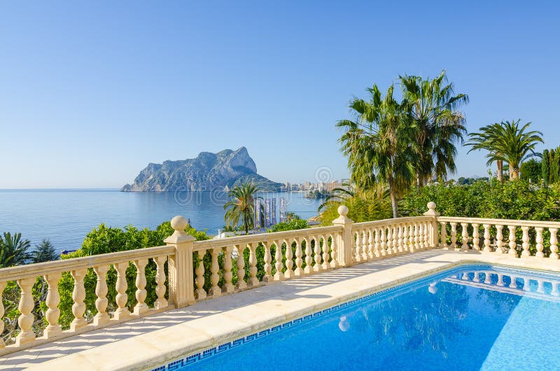 Download Взгляд на Penon De Ifach от виллы, Calpe Стоковое Изображение - изображение насчитывающей бассеин, гора: 33731357