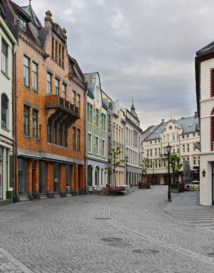 Взгляд на улицах и домах на городе Alesund стоковое изображение rf Взгляд на улицах и домах на городе Alesund стоковое изображение rf