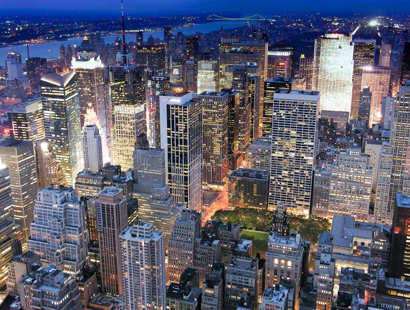 Взгляд ночи New York City стоковое изображение rf