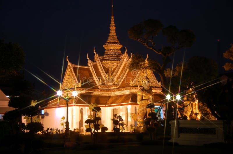 Взгляд ночи Wat Arun в Бангкоке стоковые изображения Взгляд ночи Wat Arun в Бангкоке стоковые изображения