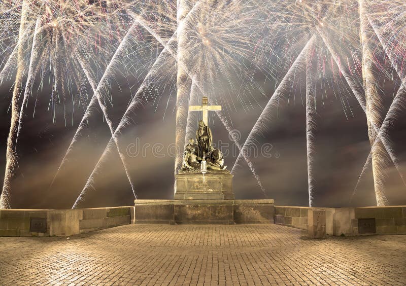 Взгляд ночи статуи на Карловом мосте и фейерверках праздника, Праге, чехии