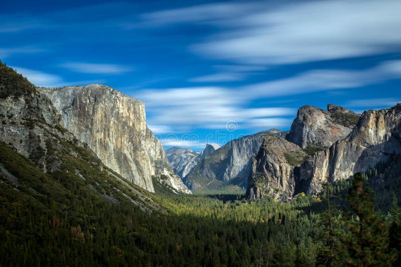 Взгляд долины Yosemite от входа тоннеля к стоковые изображения Взгляд долины Yosemite от входа тоннеля к стоковые изображения