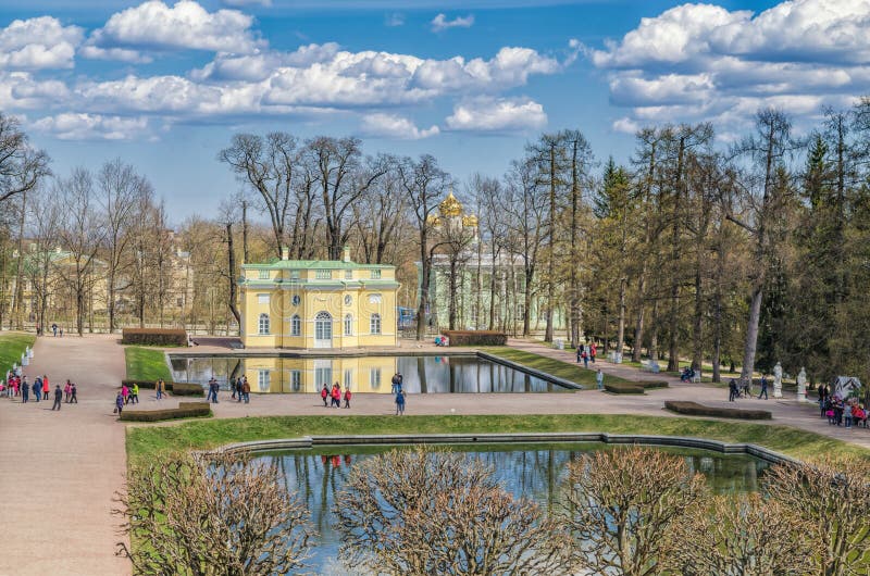 Взгляд от галереи Камерона в парке Катрина в Tsarskoye Selo стоковая фотография rf Взгляд от галереи Камерона в парке Катрина в Tsarskoye Selo стоковая фотография rf