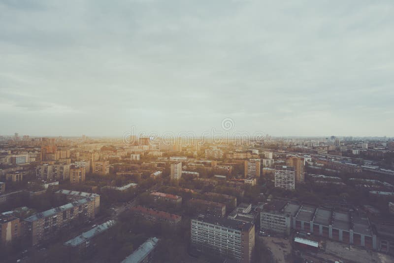 Взгляд от максимума выше столичного города стоковые фотографии rf Взгляд от максимума выше столичного города стоковые фотографии rf