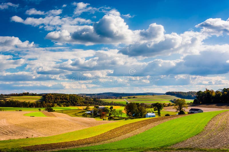 Взгляд полей Rolling Hills и фермы в сельском южном Йорке Cou стоковое изображение