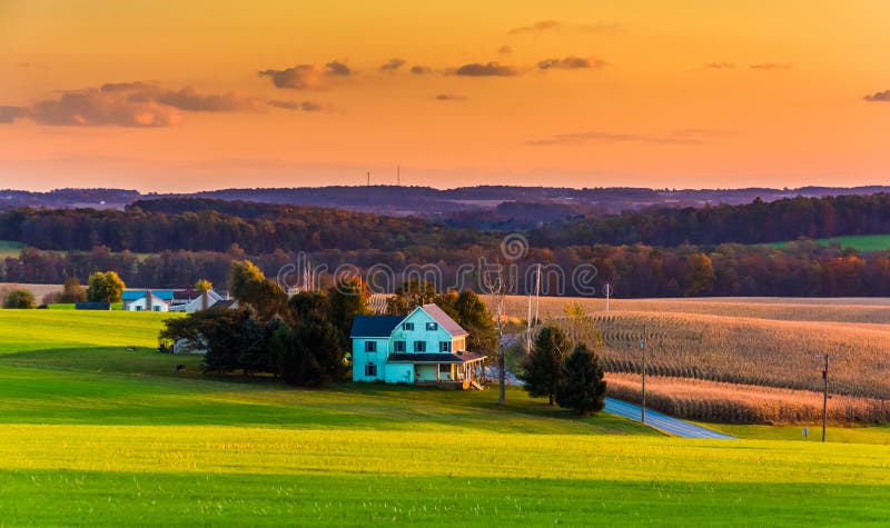 Взгляд полей Rolling Hills и фермы на заходе солнца в сельском Йорке Co стоковые фото