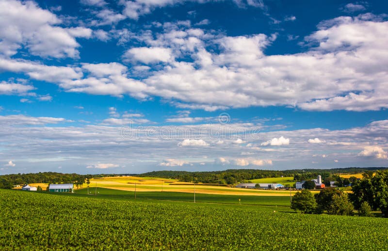 Взгляд полей фермы и Rolling Hills от холма около перекрестного Roa стоковые фото