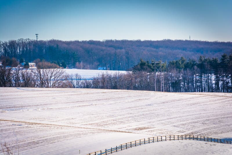 Взгляд покрытых снег полей фермы в сельском York County, Pennsylva стоковое фото rf