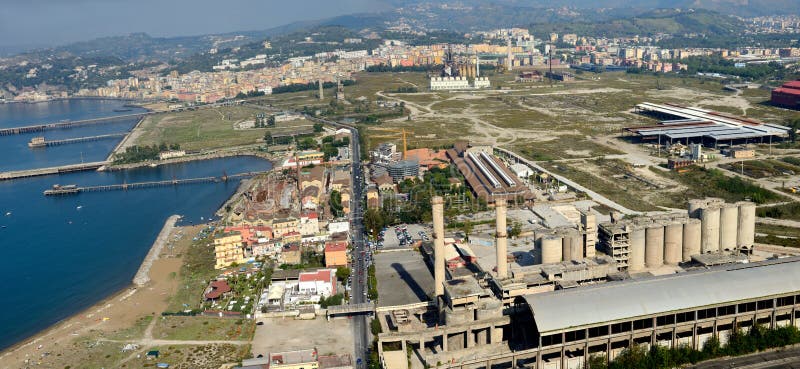 Взгляд промышленной зоны Bagnoli Неаполь. НЕАПОЛЬ, ITAL- 22-ОЕ ОКТЯБРЯ: Ночью 4-ое марта 5 огонь разрушил часть города науки, взаимодействующего музея расположенного в промышленной зоне Bagnoli Неаполь 22-ого октября 2013 в Неаполь
