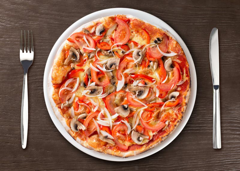 Взгляд сверху пиццы на плите с вилкой и ножом Стоковое Фото ...