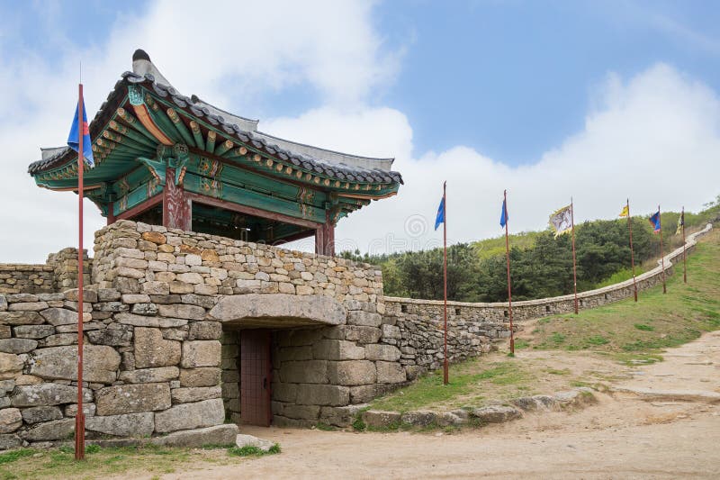 Взгляд северного строба крепости Geumjeongsanseong в Пусане стоковое фото rf Взгляд северного строба крепости Geumjeongsanseong в Пусане стоковое фото rf