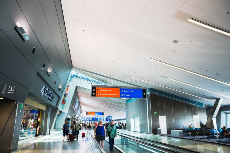 Взгляд со стороны дорожки авиапорта Лас-Вегас McCarran moving стоковые изображения rf Взгляд со стороны дорожки авиапорта Лас-Вегас McCarran moving стоковые изображения rf