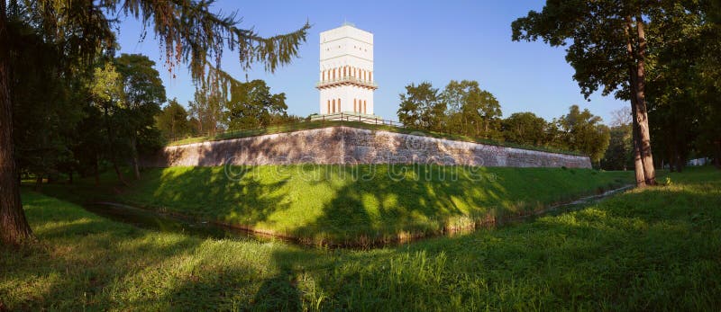 Взгляд стены бастиона и белая башня в Александре паркуют в Tsarskoye Selo стоковое фото Взгляд стены бастиона и белая башня в Александре паркуют в Tsarskoye Selo стоковое фото