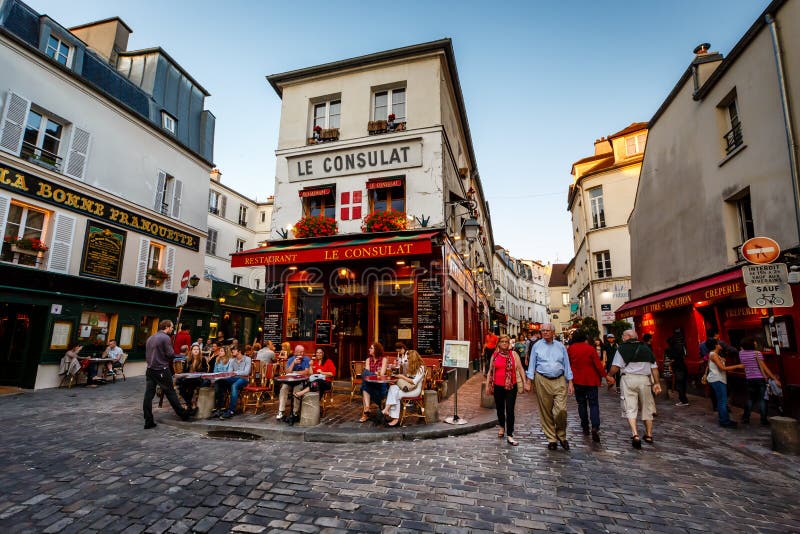 Взгляд типичного Парижа Кафа Le Consulat на Montmartre, Франции стоковые изображения Взгляд типичного Парижа Кафа Le Consulat на Montmartre, Франции стоковые изображения