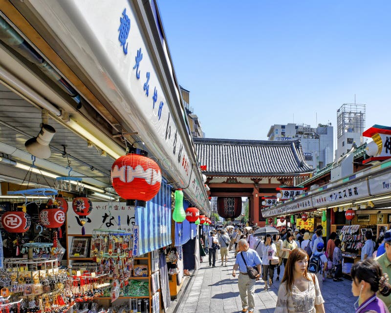 Взгляд торговой улицы Nakamise протягивает около виска Sensoji в районе Asakusa токио стоковые изображения Взгляд торговой улицы Nakamise протягивает около виска Sensoji в районе Asakusa токио стоковые изображения
